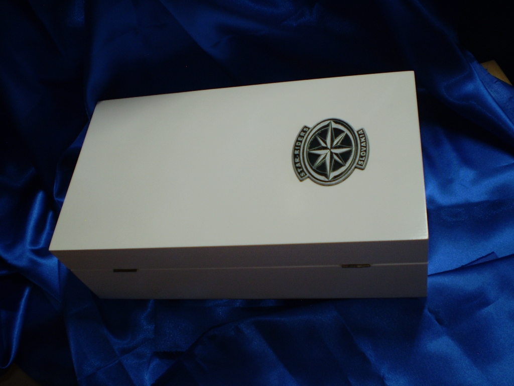 Krabica drevo, biely lak, plastické logo